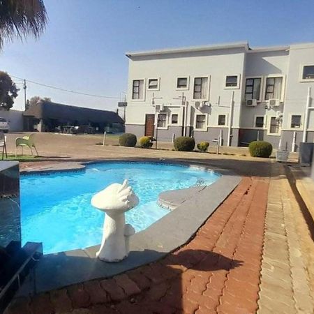Lifestyle Lodge Hotel Vereeniging Exteriör bild